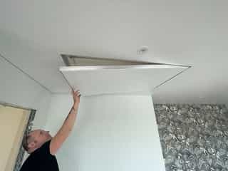 Spanndecken Markowski bei der Installation in Leverkusen