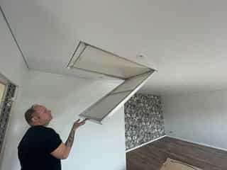 Spanndecken Markowski bei der Installation in Leverkusen