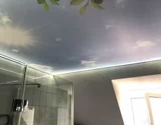 Spanndecken in Leverkusen ein Beispiel im Badezimmer