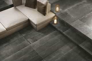 Moderne graue Fliesen im Wohnzimmer