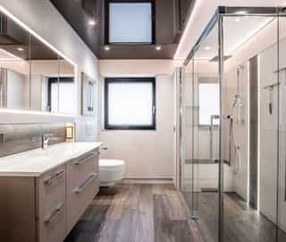Blick auf ein modernes Badezimmer mit Regendusche | Handwerk Leverkusen Sanitär das Qualitätsnetzwerk