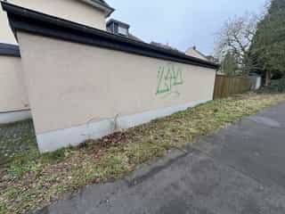 Wand mit Graffiti vorher