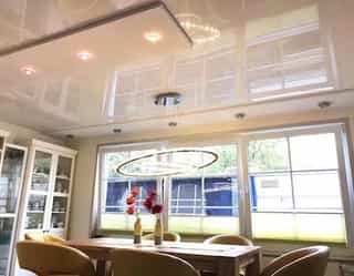 Spanndecken in Leverkusen ein Beispiel im Esszimmer