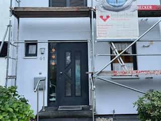 Haus mit neuem weissem Außenputz von Stuckateurmeister Michael Kerb.