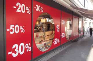 Zu sehen ist eine großflächige Schaufensterbeklebung durch Werbetechnik Kleiner.