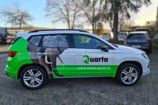 Zu sehen ist eine komplette Fahrzeugfolierung mit Werbung durch Werbetechnik Kleiner.