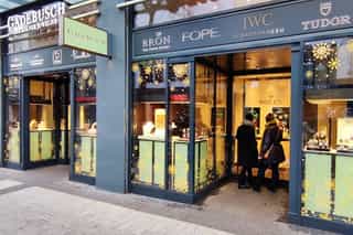 Zu sehen ist eine komplette Fassadenwerbung durch Werbetechnik Kleiner.