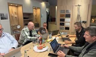 Einige Mitglieder des Netzwerkes Handwerk Leverkusen bei einer Präsentation zum Thema Google Business Profil.