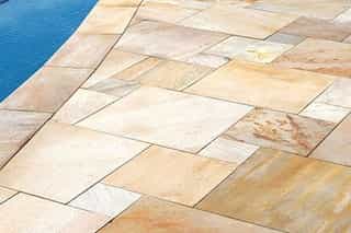 Außenfliesen an einem Pool