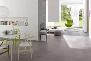 Graue Fliesen im Wohn-/Esszimmer