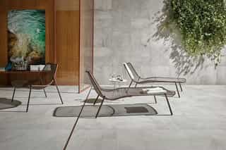 Graue moderne Außenfliesen