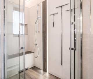 modernes Badezimmer mit Holzboden | Handwerk Leverkusen Sanitär das Qualitätsnetzwerk